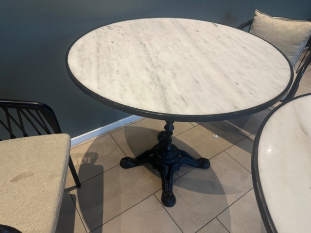 1442983-2 Möbler - Bord 2 st och stolar 4 st