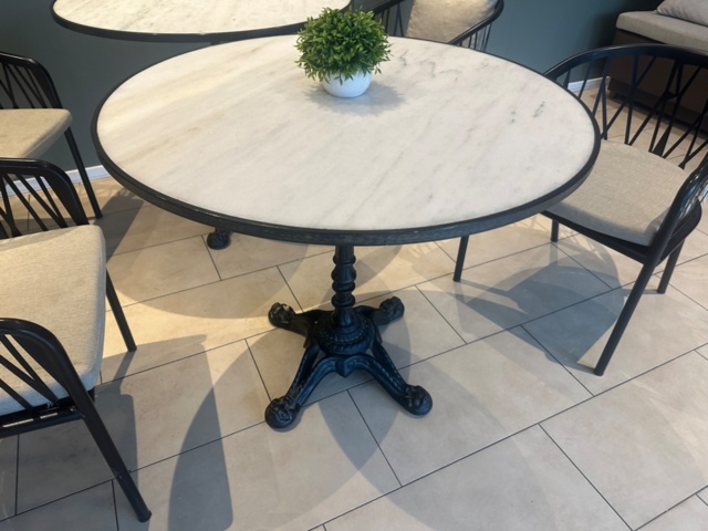 1442983-3 Möbler - Bord 2 st och stolar 4 st