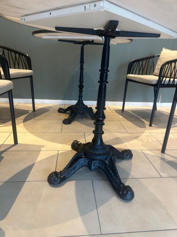 1442983-4 Möbler - Bord 2 st och stolar 4 st