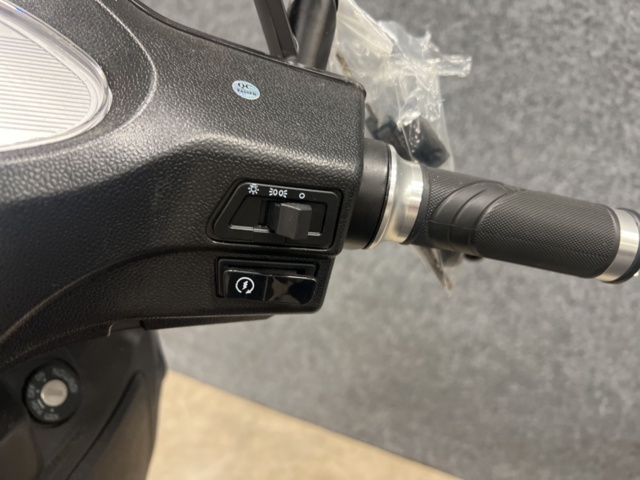 1443075-18 Elmoped - 2000W Svart