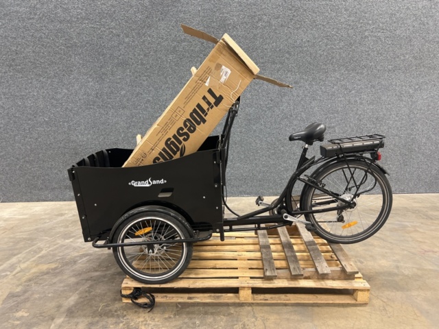 1443076-3 Eldriven Lådcykel med svart låda