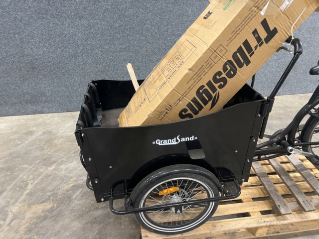 1443076-4 Eldriven Lådcykel med svart låda