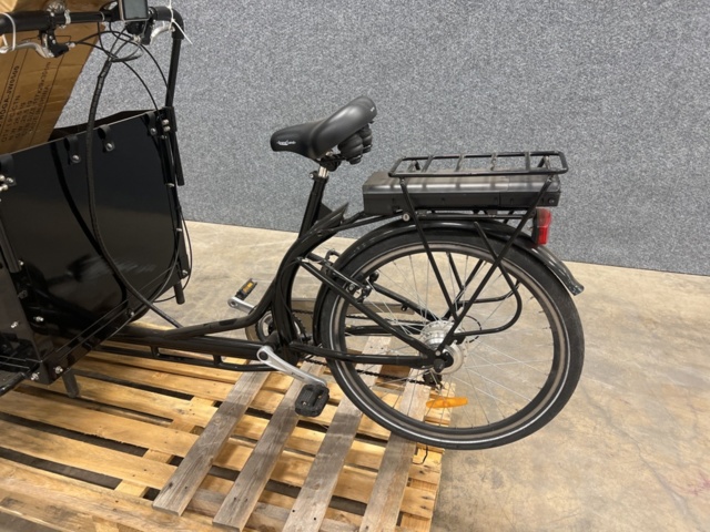 1443076-5 Eldriven Lådcykel med svart låda