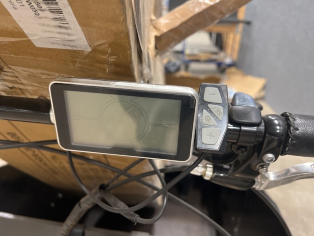 1443076-6 Eldriven Lådcykel med svart låda