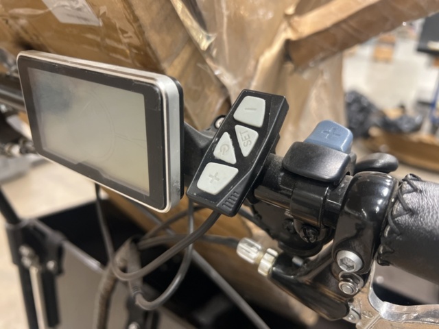 1443076-7 Eldriven Lådcykel med svart låda