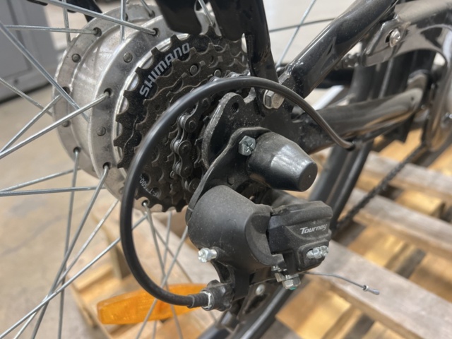 1443076-8 Eldriven Lådcykel med svart låda