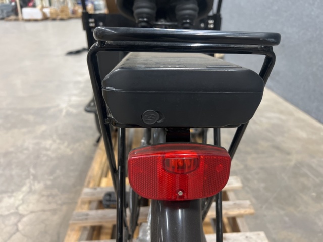 1443076-9 Eldriven Lådcykel med svart låda