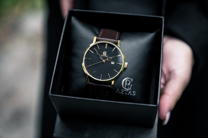 1371124-4 Stort parti med klockor och korthållare - 1383st