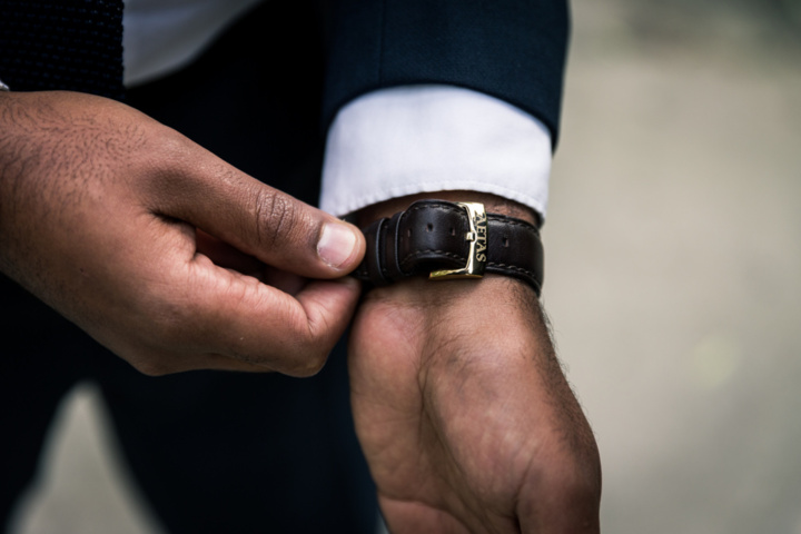 1371124-5 Stort parti med klockor och korthållare - 1383st