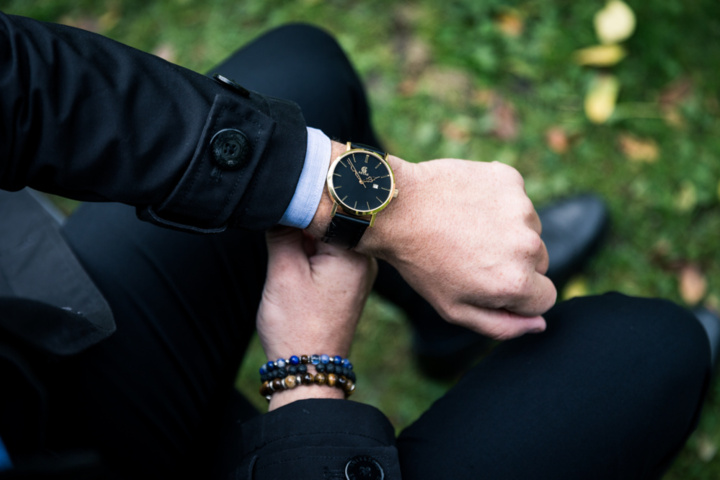 1371124-6 Stort parti med klockor och korthållare - 1383st