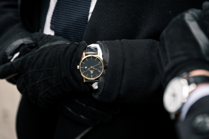 1371124-7 Stort parti med klockor och korthållare - 1383st