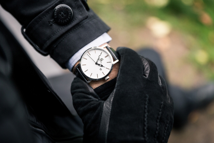 1371124-8 Stort parti med klockor och korthållare - 1383st