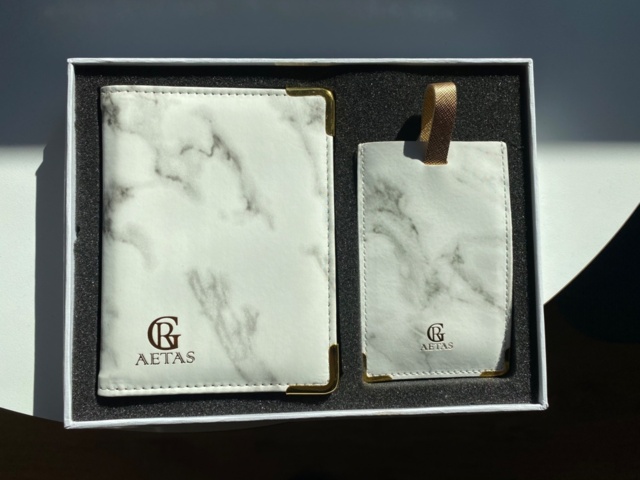 1371124-18 Stort parti med klockor och korthållare - 1383st