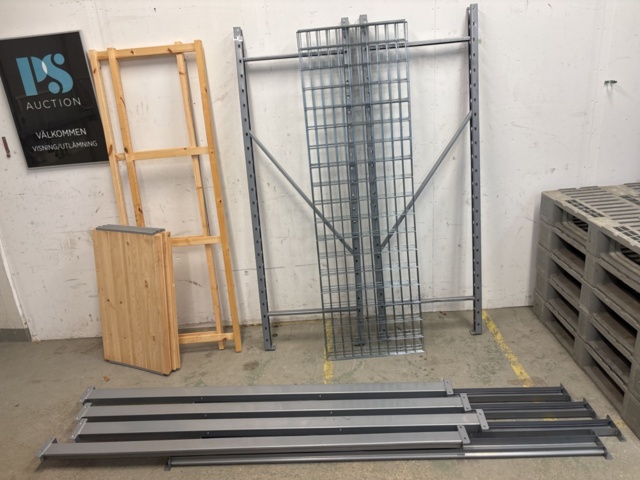 1409328-13 Mindre ställage och trähylla