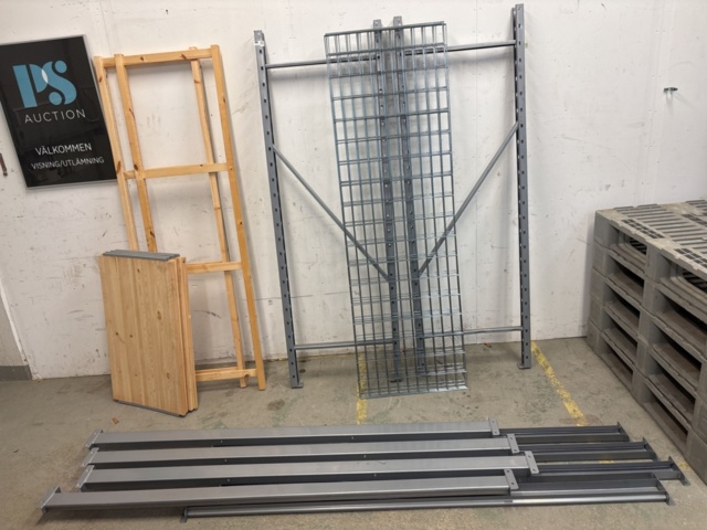 1409328-1 Mindre ställage och trähylla