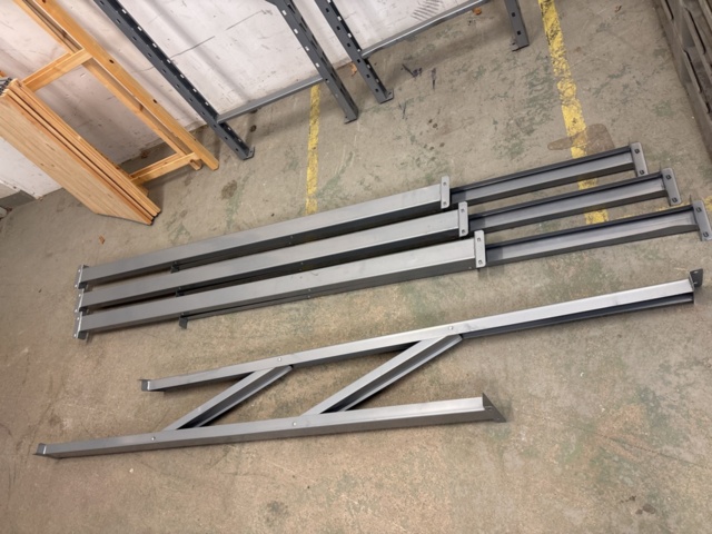 1409328-5 Mindre ställage och trähylla