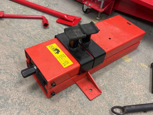 1409329-5 Lyftbord, saxlyft och depåstöd - Pela