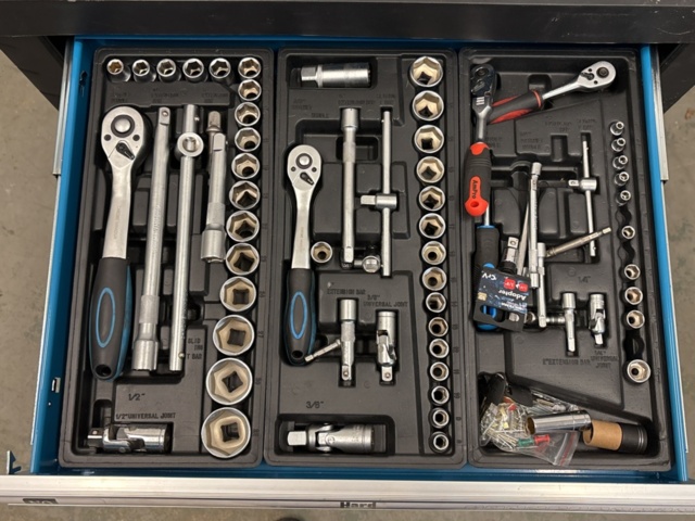 1409331-4 Verktygsvagn med stor mängd innehåll