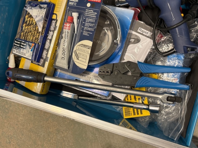 1409331-11 Verktygsvagn med stor mängd innehåll