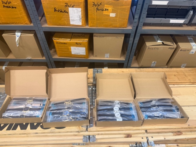 1371124-2 Stort parti med klockor och korthållare - 1383st