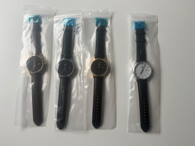 1371124-1 Stort parti med klockor och korthållare - 1383st