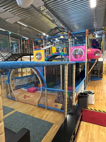 1427480-52 Lekland med hinderbana och rutschkanor - SPI Global Play