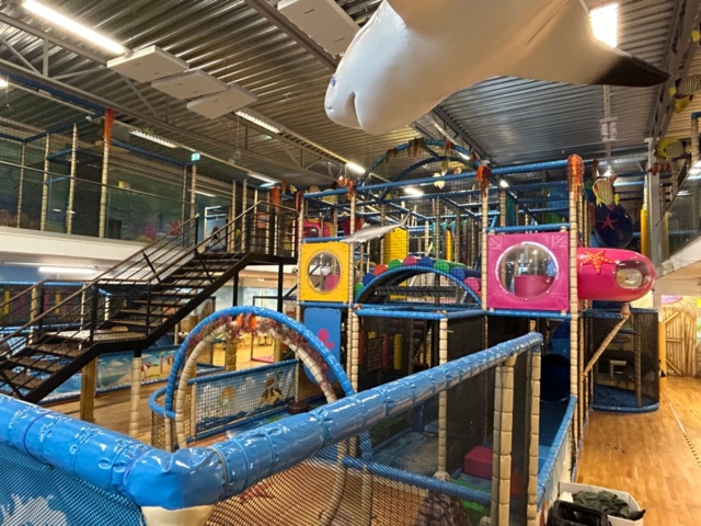 1427480-2 Lekland med hinderbana och rutschkanor - SPI Global Play