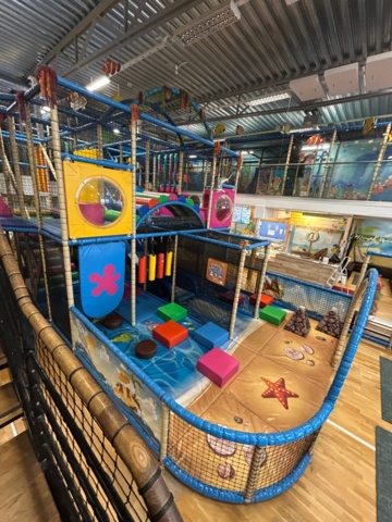 1427480-3 Lekland med hinderbana och rutschkanor - SPI Global Play