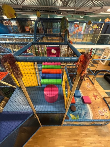 1427480-58 Lekland med hinderbana och rutschkanor - SPI Global Play