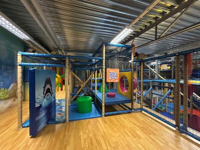 1427480-59 Lekland med hinderbana och rutschkanor - SPI Global Play