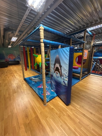 1427480-60 Lekland med hinderbana och rutschkanor - SPI Global Play