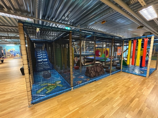 1427480-61 Lekland med hinderbana och rutschkanor - SPI Global Play