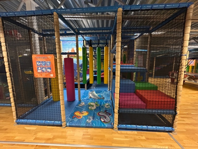 1427480-63 Lekland med hinderbana och rutschkanor - SPI Global Play