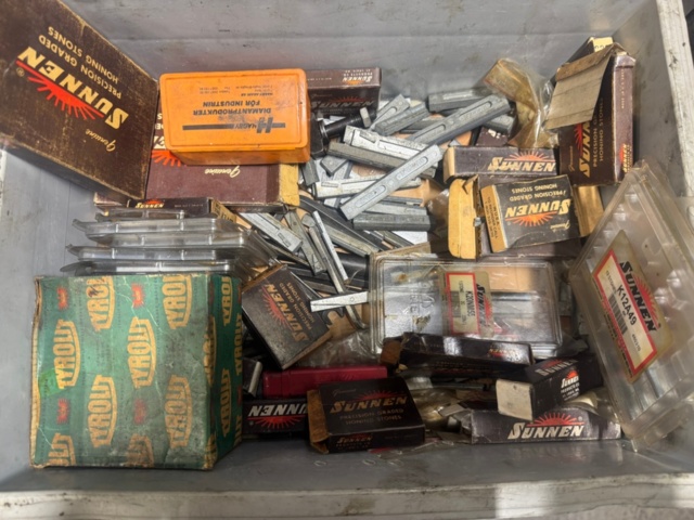 1373458-14 Honingsmaskin med tillbehör – Sunnen MBC-1802 inkl. verktyg och slipstavar