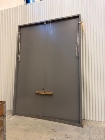 1443553-1 Steel gate with frame, 4 meters high, 2.8 meters wide