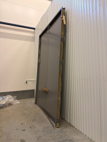 1443553-2 Steel gate with frame, 4 meters high, 2.8 meters wide