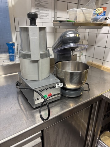 1373041-1 2 st köksmaskiner – Robot Coupe R101 XL och Biltema köksassistent
