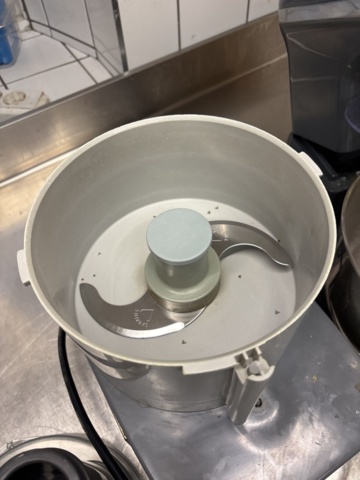 1373041-2 2 st köksmaskiner – Robot Coupe R101 XL och Biltema köksassistent