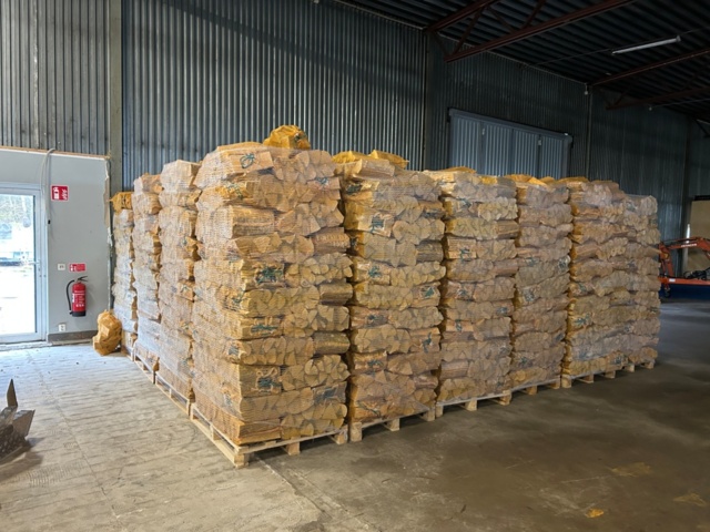 1436231-2 7 pallar björkved (Ca 455st 40L säckar)