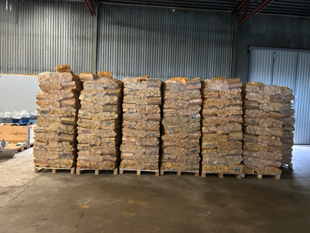 1436233-1 6 pallar björkved (Ca 390st 40L säckar)