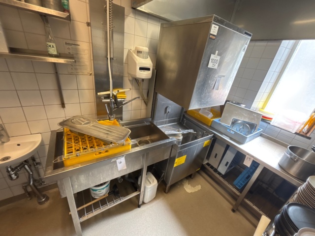 1442135-1 Electrolux dishwasher with loading and unloading benches