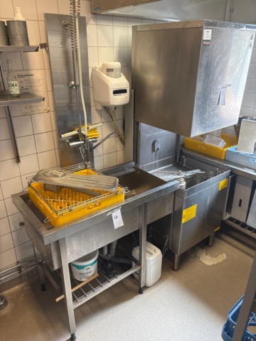 1442135-2 Electrolux dishwasher with loading and unloading benches