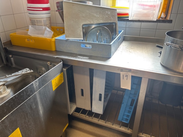 1442135-9 Electrolux dishwasher with loading and unloading benches