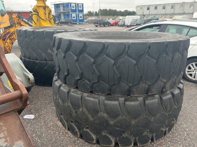 1423476-1 Set of used wheel loader tires