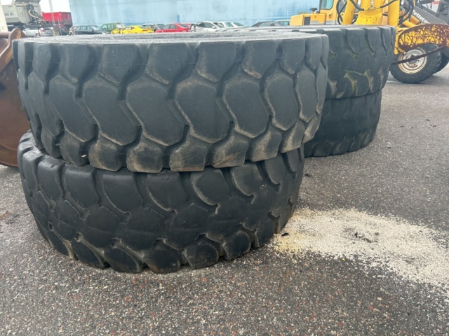 1423476-2 Set of used wheel loader tires