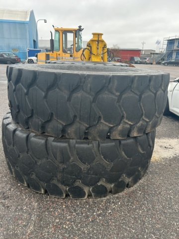1423476-3 Set of used wheel loader tires