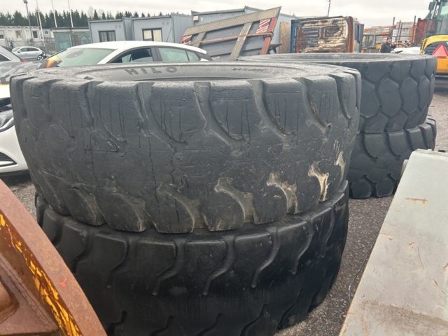 1423476-4 Set of used wheel loader tires