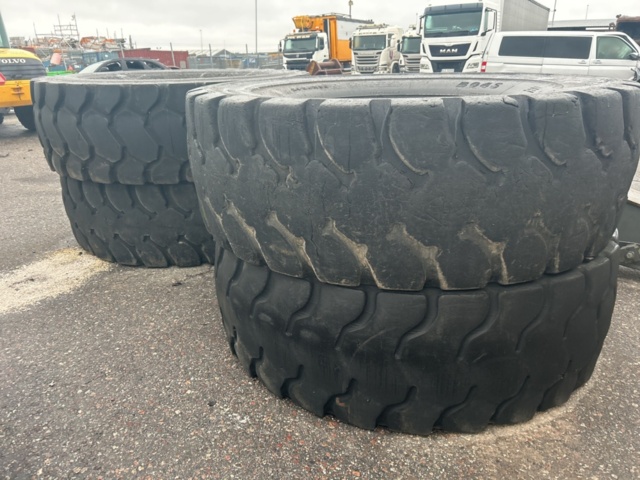 1423476-5 Set of used wheel loader tires