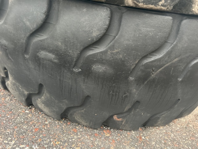 1423476-7 Set of used wheel loader tires