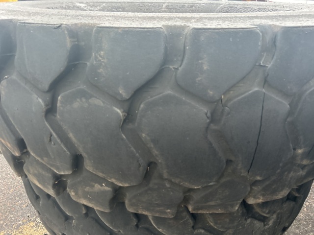 1423476-8 Set of used wheel loader tires